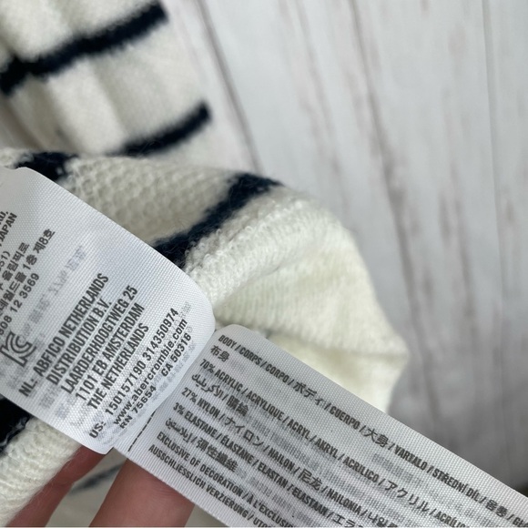 Abercrombie & Fitch NWT black and white striped fuzzy sweater XS - Picture 3 of 4